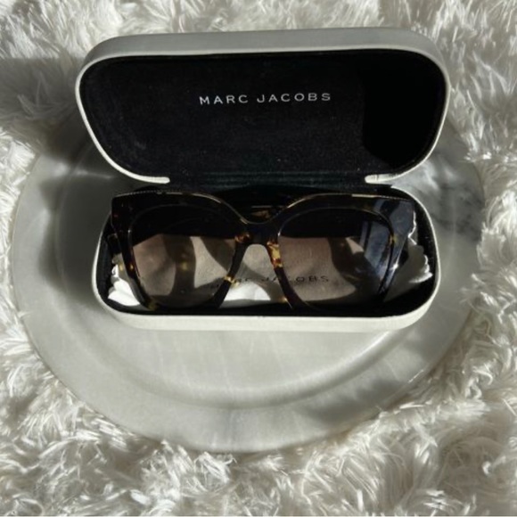 Like New Marc Jacobs Sunglasses, comes with the case. - Picture 3 of 4